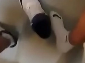 Novinho gozando gostoso em seu tênis Nike air max na escada de seu prédio
