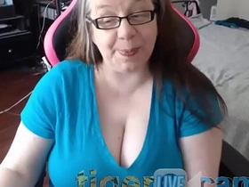 Naughtylilblue on chaturbate shows boobs