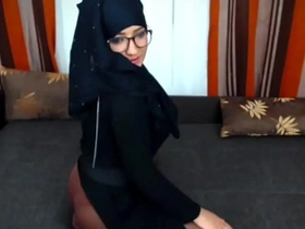 Muslimgirl - playing all round her pussy