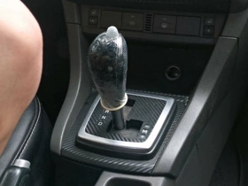Floozy jumps chiefly the gearshift knob