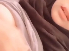 Nenen ABG Jilbab Coklat Di Kamar Mandi