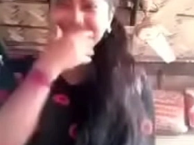 देसी लड़की शर्माते  हुए वीडियो बना रही है।