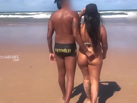 Kriss white women aos beijos e amassos na praia com realizador baiano