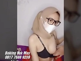 Bokep Indonesia xxx Mahasiswi Jilbab Blue Ngentot di Kos Kosan - free porn free porn ukhtinakal