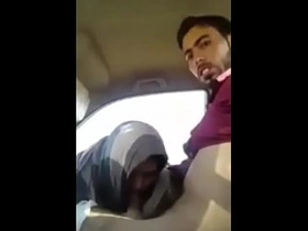 मुस्लिम मामी ने कार में लंड चूसा और फिर मैंने चोद दिया